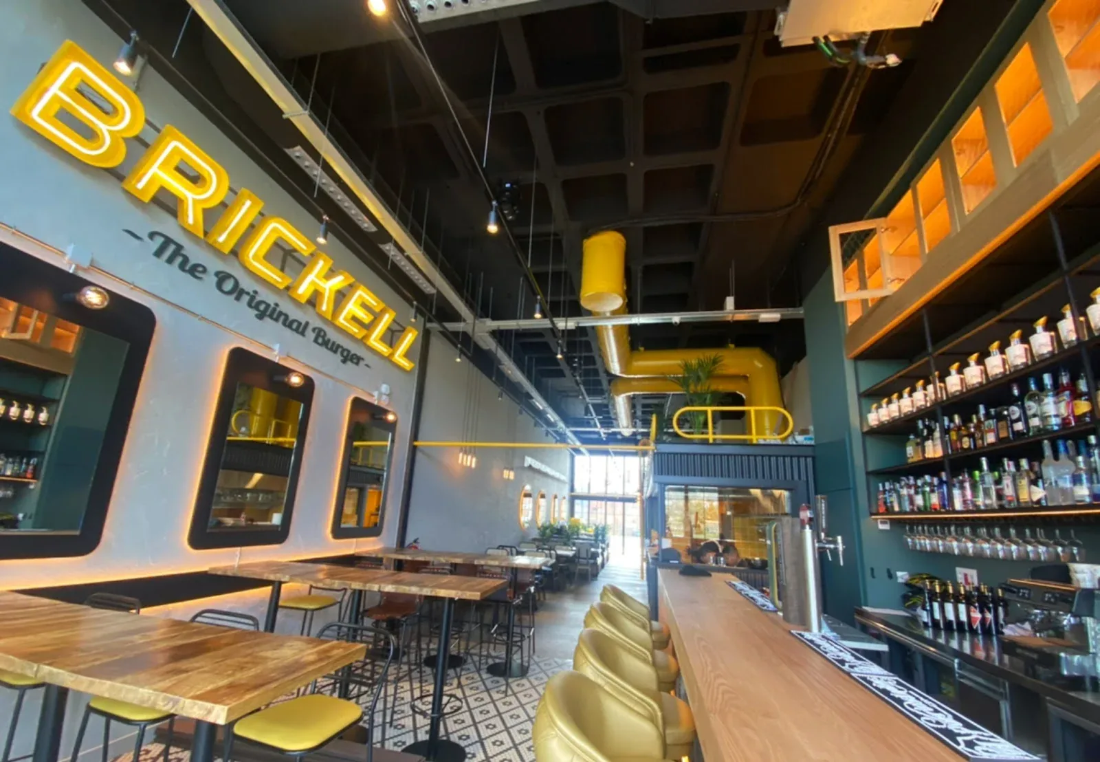 Barra e interior de Brickell Majadahonda, fotografía publicada por el propietario en Google Maps