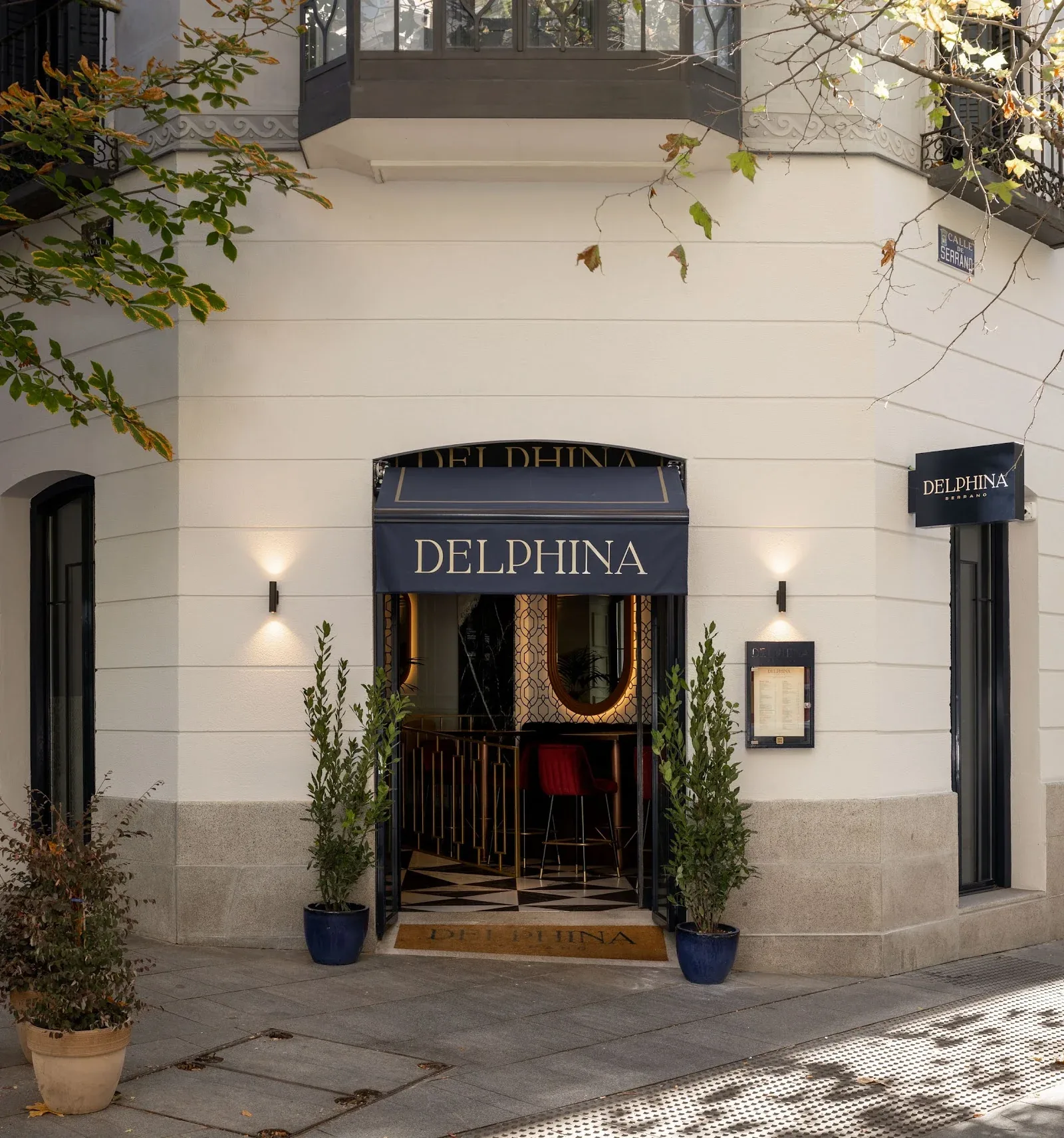 Fachada real de Delphina, calle Serrano 84, Madrid